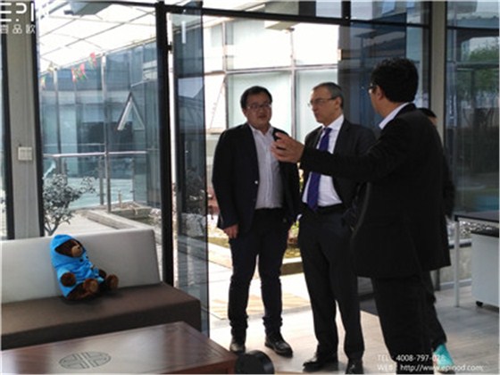 壹品欧迪董事长张晓帆先生向意大利客人介绍壹品欧迪办公家具设计1