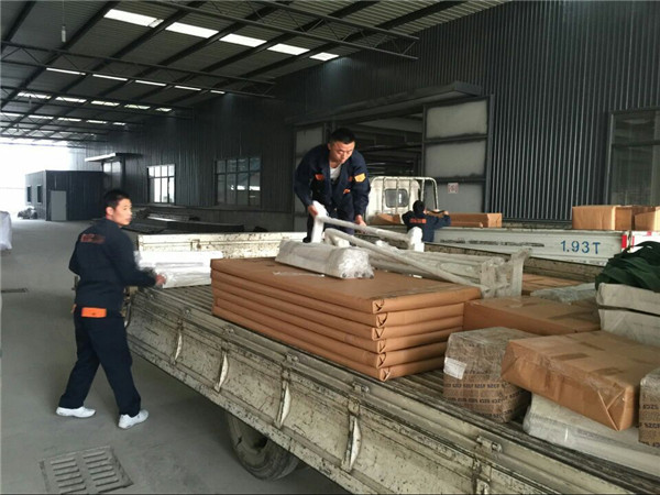 办公家具板材及组件分类打包装车-壹品欧迪办公家具